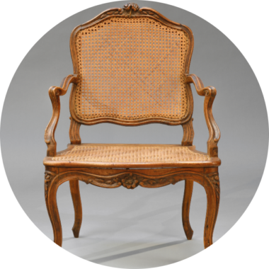 Paire de larges fauteuils cannés à dossier plat en noyer mouluré sculpté de fleurettes, pieds cambrés. Époque Louis XV. Estampillé Pierre NOGARET(1)