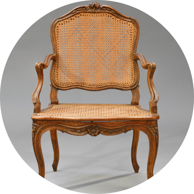 Paire de larges fauteuils cannés à dossier plat en noyer mouluré sculpté de fleurettes, pieds cambrés. Époque Louis XV. Estampillé Pierre NOGARET(1)